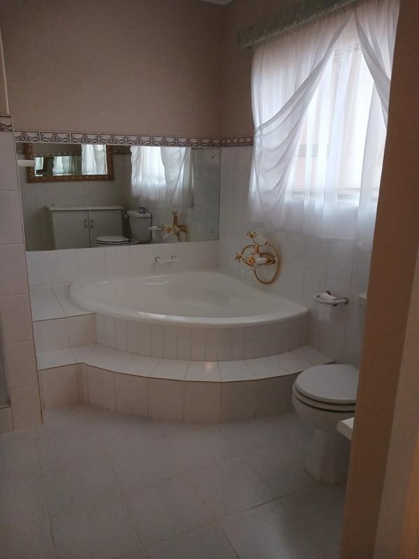 4 Bedroom Property for Sale in Lutzville Western Cape